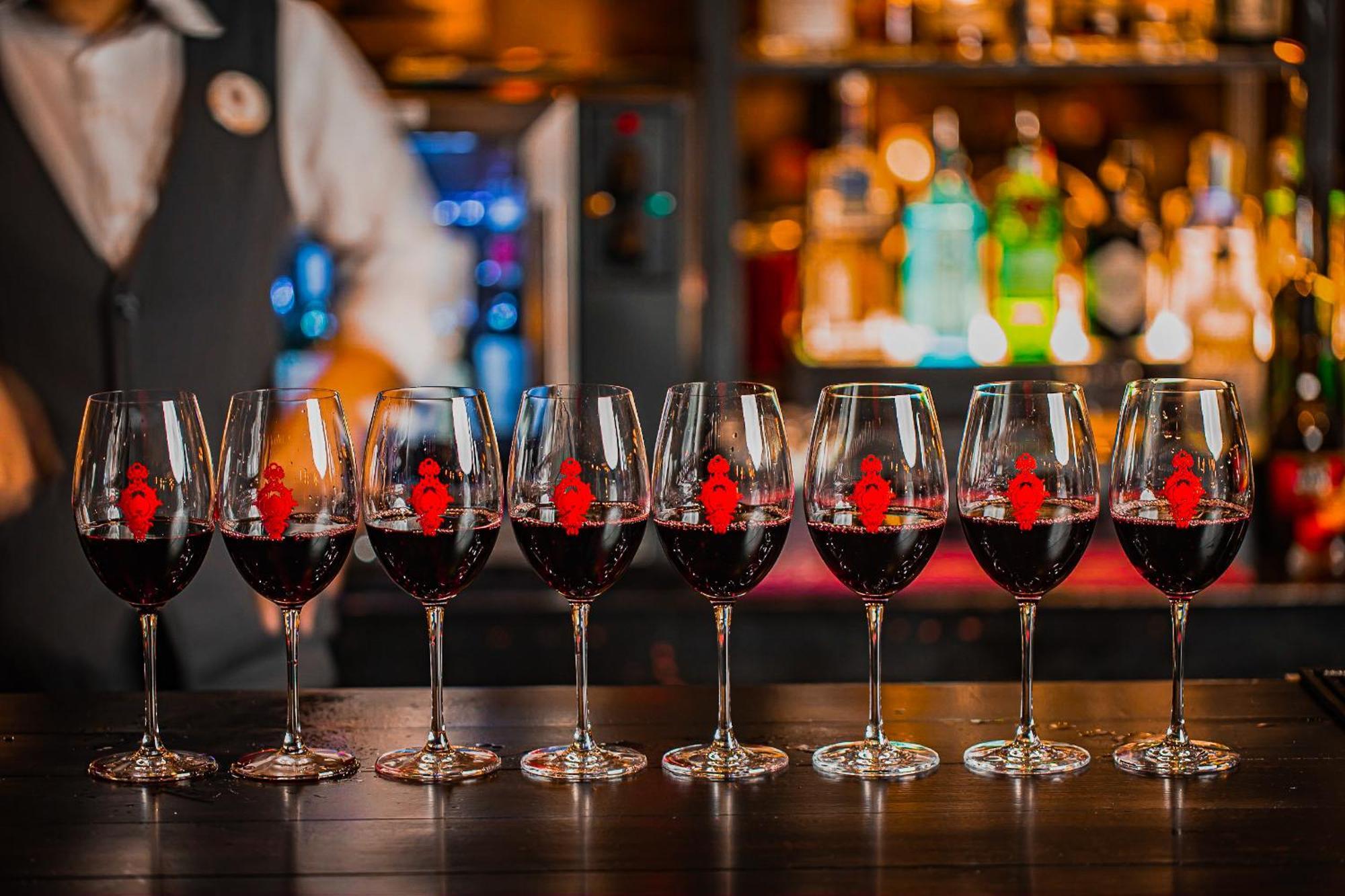 إنفانت ساجريه -فندق لاكشري هيستوريك بورتو المظهر الخارجي الصورة Wine glasses at a wine tasting